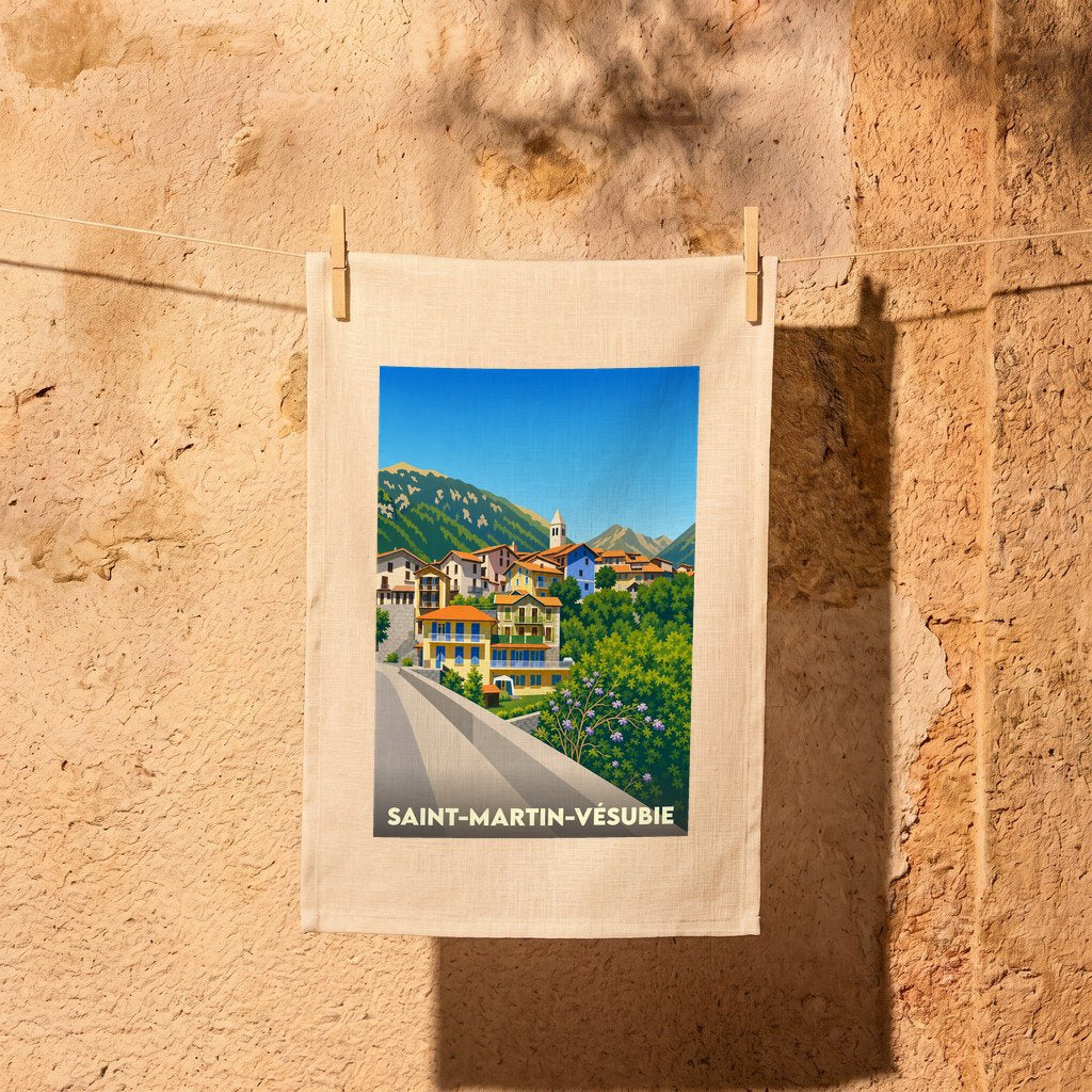 Torchon souvenir de Saint-Martin-Vésubie orné d'une illustration stylisée du village de montagne.