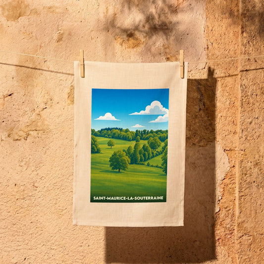 Torchon souvenir de la ville de Saint-Maurice-la-Souterraine avec une illustration stylisée de paysages vallonnés.