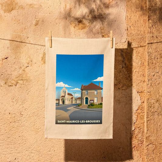 Torchon souvenir de la ville de Saint-Maurice-les-Brousses avec une illustration stylisée de son église et de sa mairie.