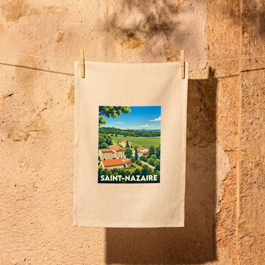Torchon souvenir de la ville de Saint-Nazaire avec une illustration stylisée de village provençal.