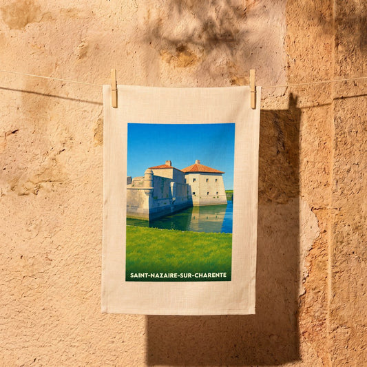 Torchon souvenir de la ville de Saint-Nazaire-sur-Charente avec une illustration stylisée du Fort de Lupé.