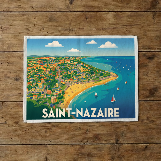 Torchon souvenir de la ville de Saint-Nazaire avec une illustration stylisée du littoral.