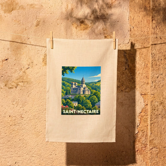 Torchon souvenir de la ville de Saint-Nectaire orné d'une illustration stylisée de son église romane nichée dans la verdure.