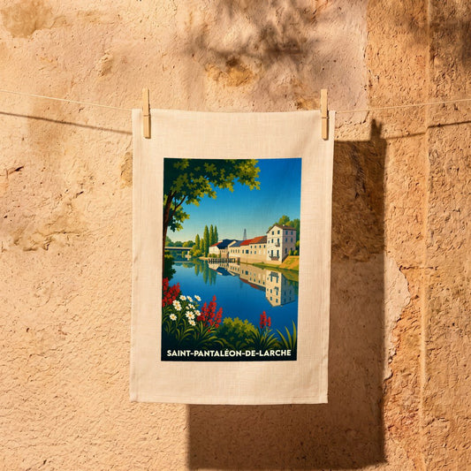 Torchon souvenir de la ville de Saint-Pantaléon-de-Larche avec une illustration stylisée d'un paysage de bord de rivière.