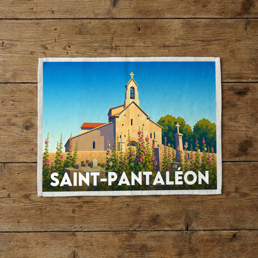 Torchon souvenir de la ville de Saint-Pantaléon avec une illustration stylisée de son église.