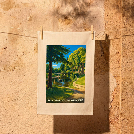 Torchon souvenir de la ville de Saint-Pardoux-la-Rivière avec une illustration stylisée de son paysage verdoyant et de sa rivière.