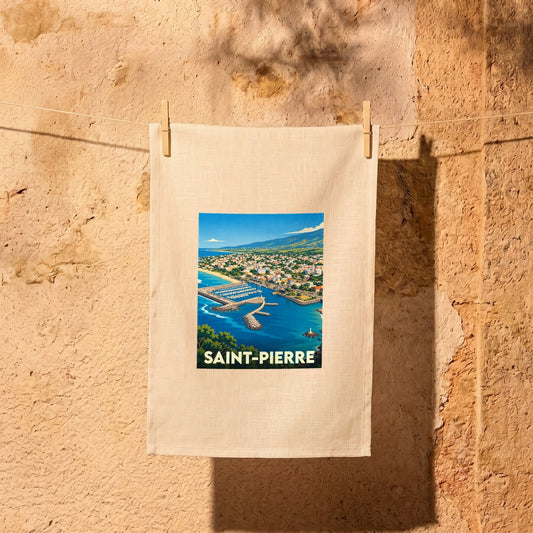 Torchon souvenir de la ville de Saint-Pierre avec une illustration stylisée du port et du front de mer.