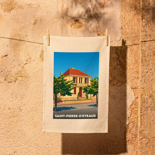 Torchon souvenir de la ville de Saint-Pierre-d'Eyraud avec une illustration stylisée d'un bâtiment emblématique sous un ciel bleu.