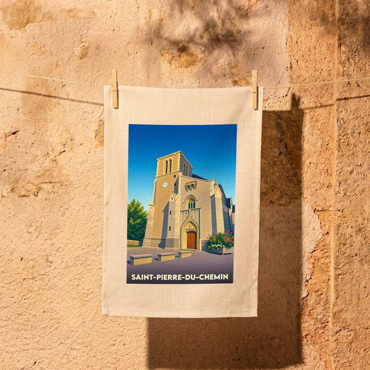 Torchon souvenir de Saint-Pierre-du-Chemin avec une illustration stylisée de son église.