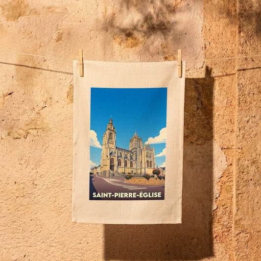 Torchon souvenir de la ville de Saint-Pierre-Église avec une illustration stylisée de son église.