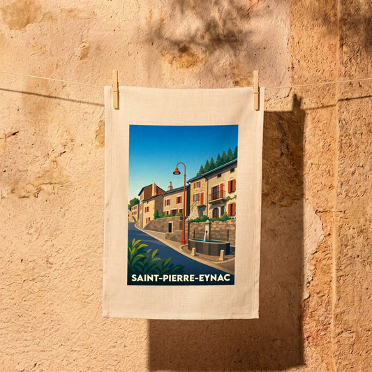 Torchon souvenir de la ville de Saint-Pierre-Eynac avec une illustration stylisée d'une rue pittoresque.
