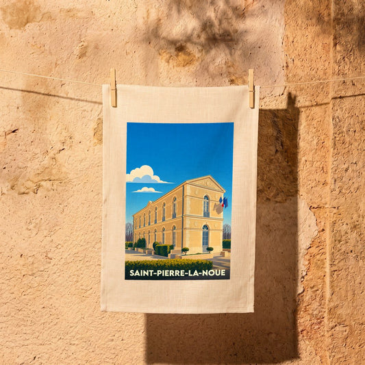 Torchon souvenir de Saint-Pierre-La-Noue avec une illustration stylisée de sa mairie sur fond de ciel bleu.