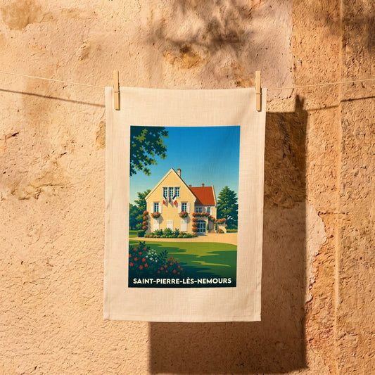 Torchon souvenir de la ville de Saint-Pierre-lès-Nemours avec une illustration stylisée d'une maison fleurie.