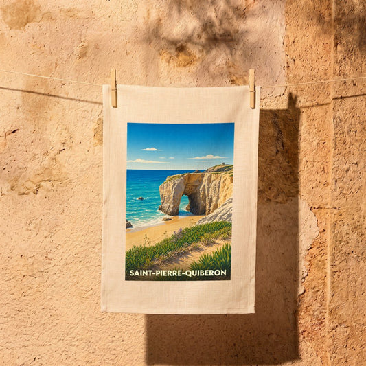 Torchon souvenir de la ville de Saint-Pierre-Quiberon avec une illustration stylisée de sa côte sauvage.