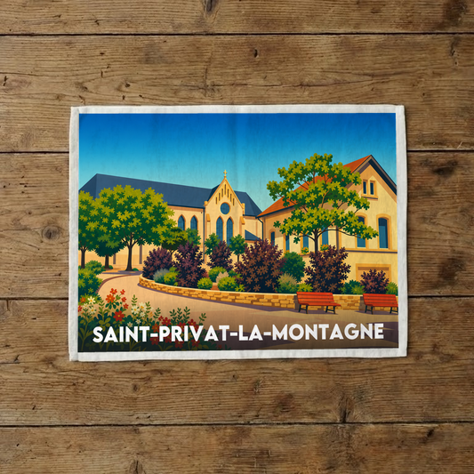 Torchon souvenir de la ville de Saint-Privat-la-Montagne avec une illustration stylisée.