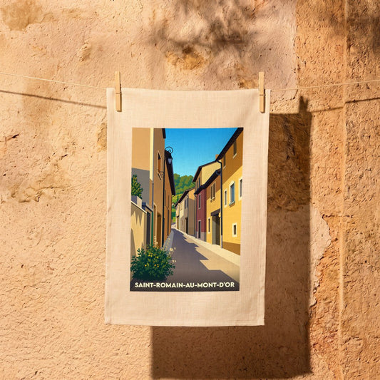 Torchon souvenir de Saint-Romain-au-Mont-d'Or illustrant une ruelle pittoresque aux façades colorées.