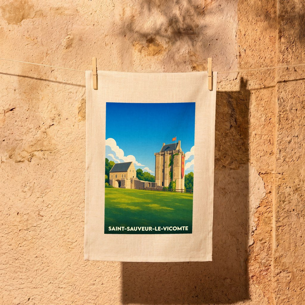 Torchon souvenir de la ville de Saint-Sauveur-le-Vicomte avec une illustration stylisée de son château médiéval.