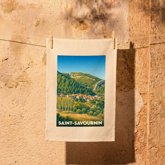 Torchon souvenir de la ville de Saint-Savournin avec une illustration stylisée d'un paysage provençal.