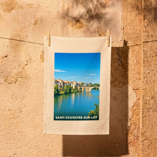 Torchon souvenir de la ville de Saint-Sylvestre-sur-Lot avec une illustration stylisée de son pont et de la rivière.