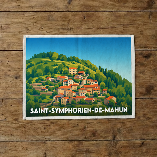 Torchon souvenir de la ville de Saint-Symphorien-de-Mahun orné d'une illustration stylisée du village à flanc de colline.