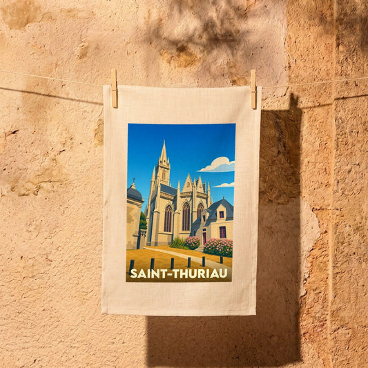 Torchon souvenir de la ville de Saint-Thuriau avec une illustration stylisée de son église.