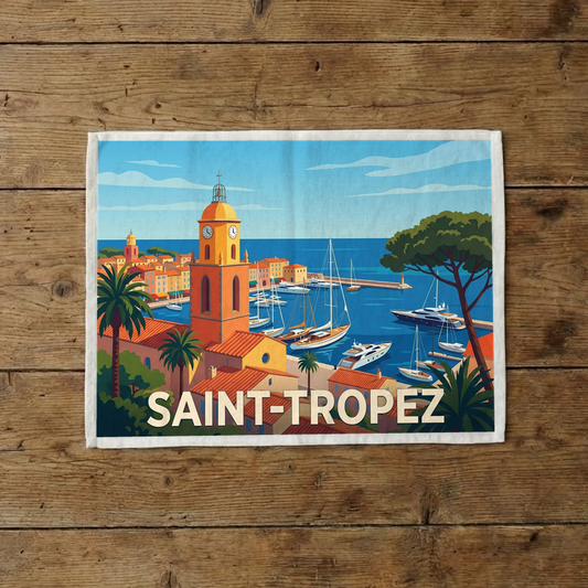 Torchon souvenir de la ville de Saint-Tropez avec une illustration stylisée du port et de son célèbre clocher.