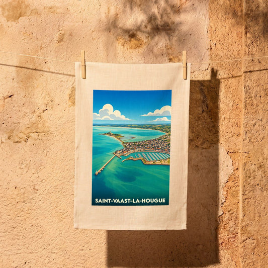 Torchon souvenir de la ville de Saint-Vaast-la-Hougue avec une illustration stylisée de son port.