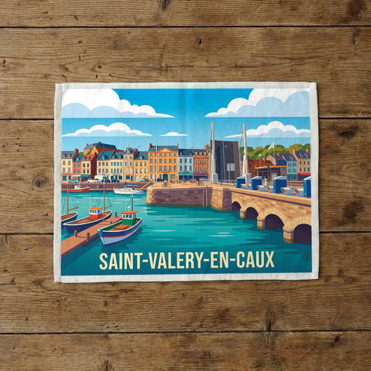 Torchon souvenir de la ville de Saint-Valery-en-Caux avec une illustration stylisée de son port.