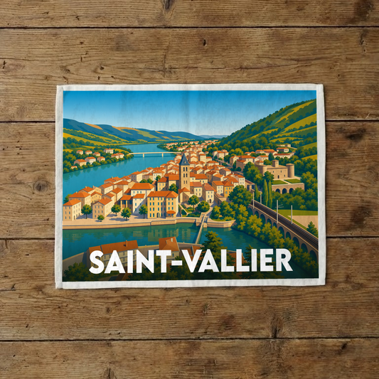 Torchon souvenir de la ville de Saint-Vallier illustré d'un paysage panoramique coloré entre fleuve et collines.