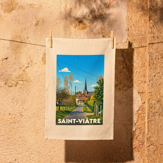 Torchon souvenir de la ville de Saint-Viâtre avec une illustration stylisée d'un paysage de village.