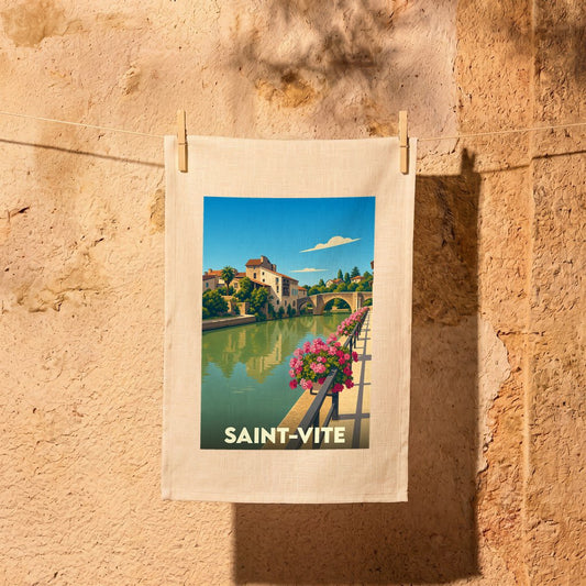 Torchon souvenir de la ville de Saint-Vite illustré par une scène pittoresque de bord de rivière.