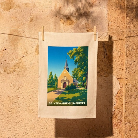Torchon souvenir de Sainte-Anne-sur-Brivet illustré d'une chapelle stylisée sous un ciel bleu.