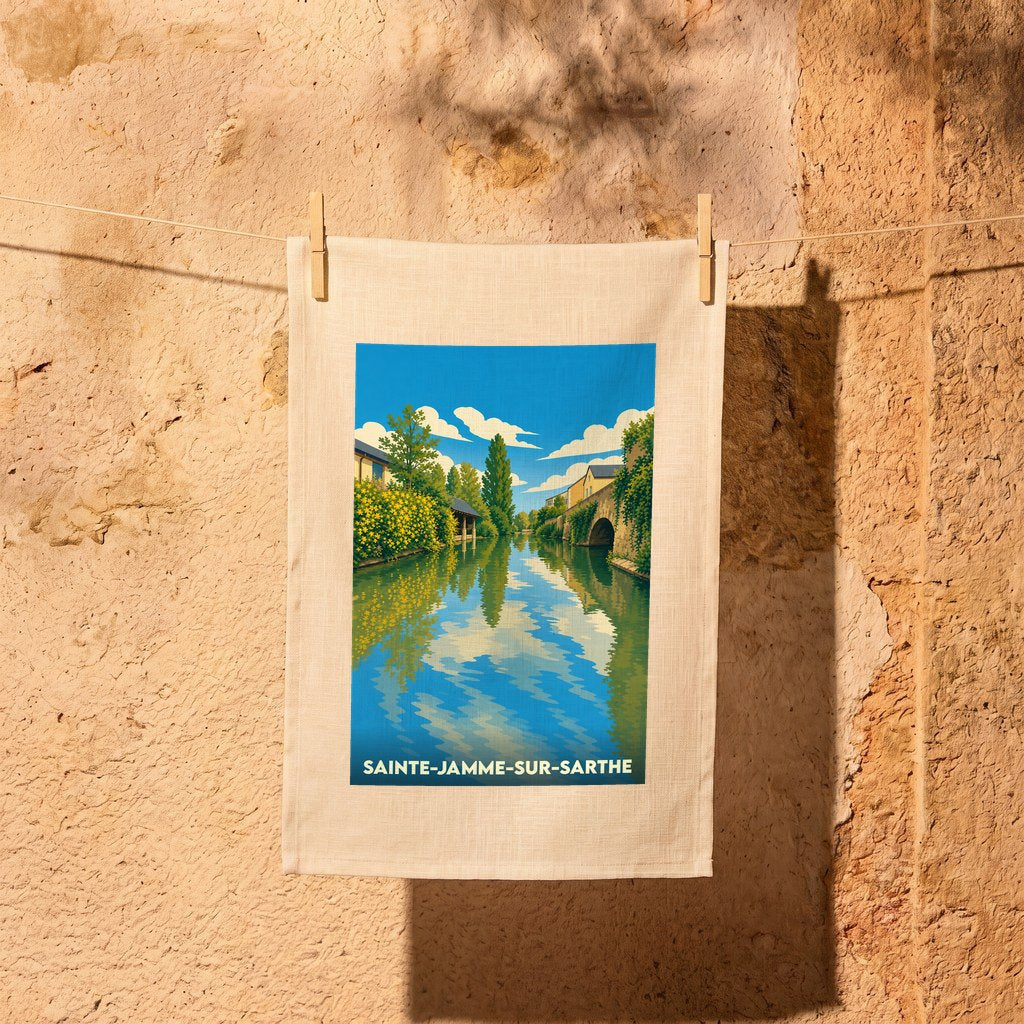 Torchon souvenir de la ville de Sainte-Jamme-sur-Sarthe orné d'une illustration stylisée de ses bords de rivière.