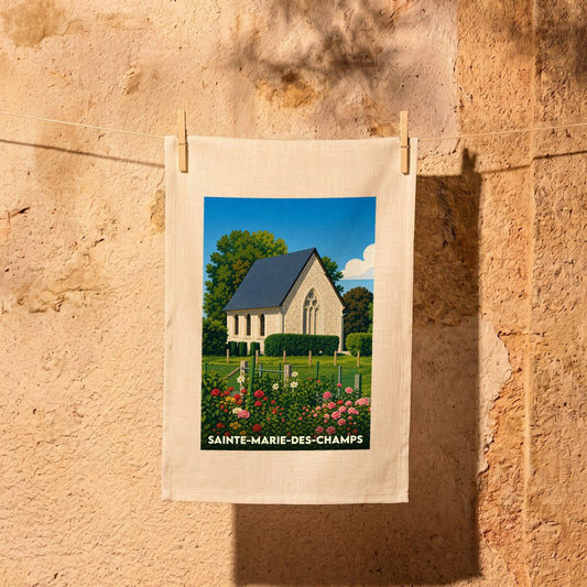 Torchon souvenir de Sainte-Marie-des-Champs avec une illustration stylisée de son église et de son jardin fleuri.