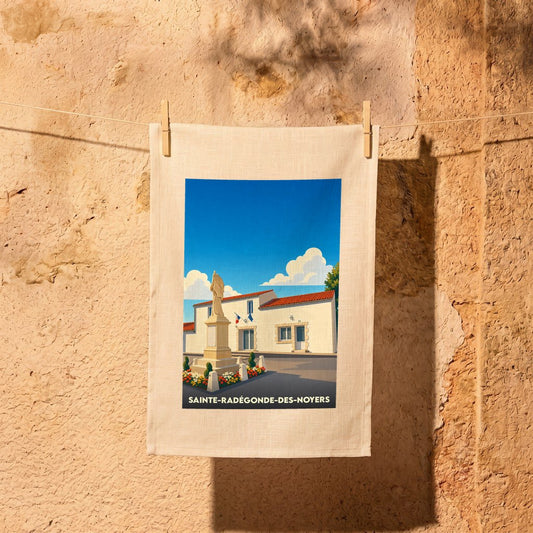 Torchon souvenir de Sainte-Radégonde-des-Noyers avec une illustration stylisée de la mairie et de son monument.