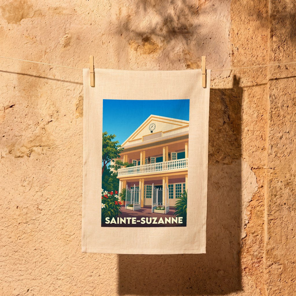 Torchon souvenir de la ville de Sainte-Suzanne avec une illustration stylisée.