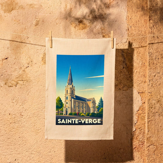 Torchon souvenir de la ville de Sainte-Verge avec une illustration stylisée de son église sous un ciel bleu.