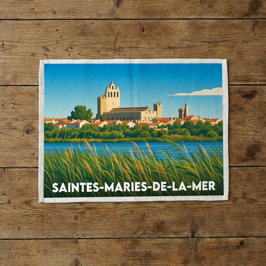 Torchon souvenir de la ville de Saintes-Maries-de-la-Mer avec une illustration stylisée.