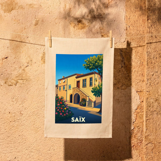 Torchon souvenir de la ville de Saïx avec une illustration colorée et stylisée d'une maison de village.