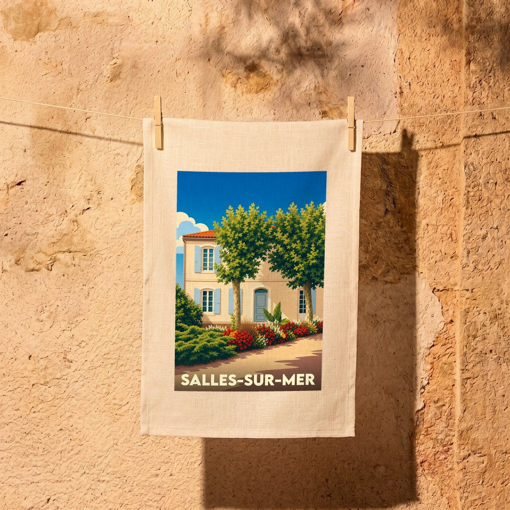 Torchon souvenir de la ville de Salles-sur-Mer avec une illustration stylisée d'une maison charentaise.