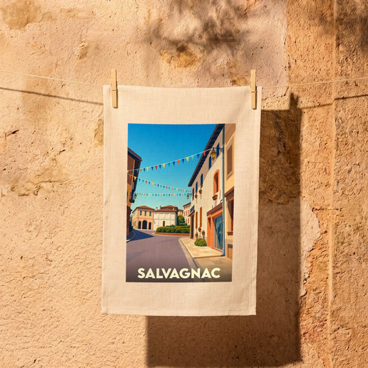 Torchon souvenir de la ville de Salvagnac illustré d'une scène de rue pittoresque et colorée.