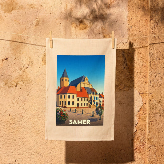 Torchon souvenir de la ville de Samer avec une illustration stylisée de sa place principale.