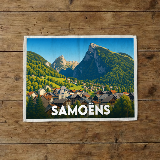 Torchon souvenir de la ville de Samoëns avec une illustration stylisée de son paysage montagnard.