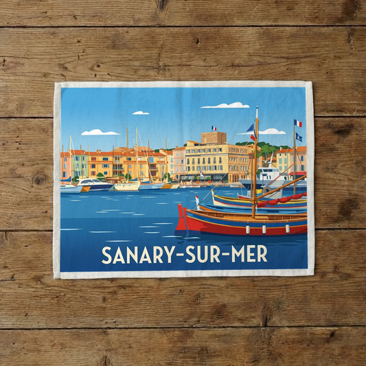 Torchon souvenir de la ville de Sanary-sur-Mer avec une illustration stylisée de son port.