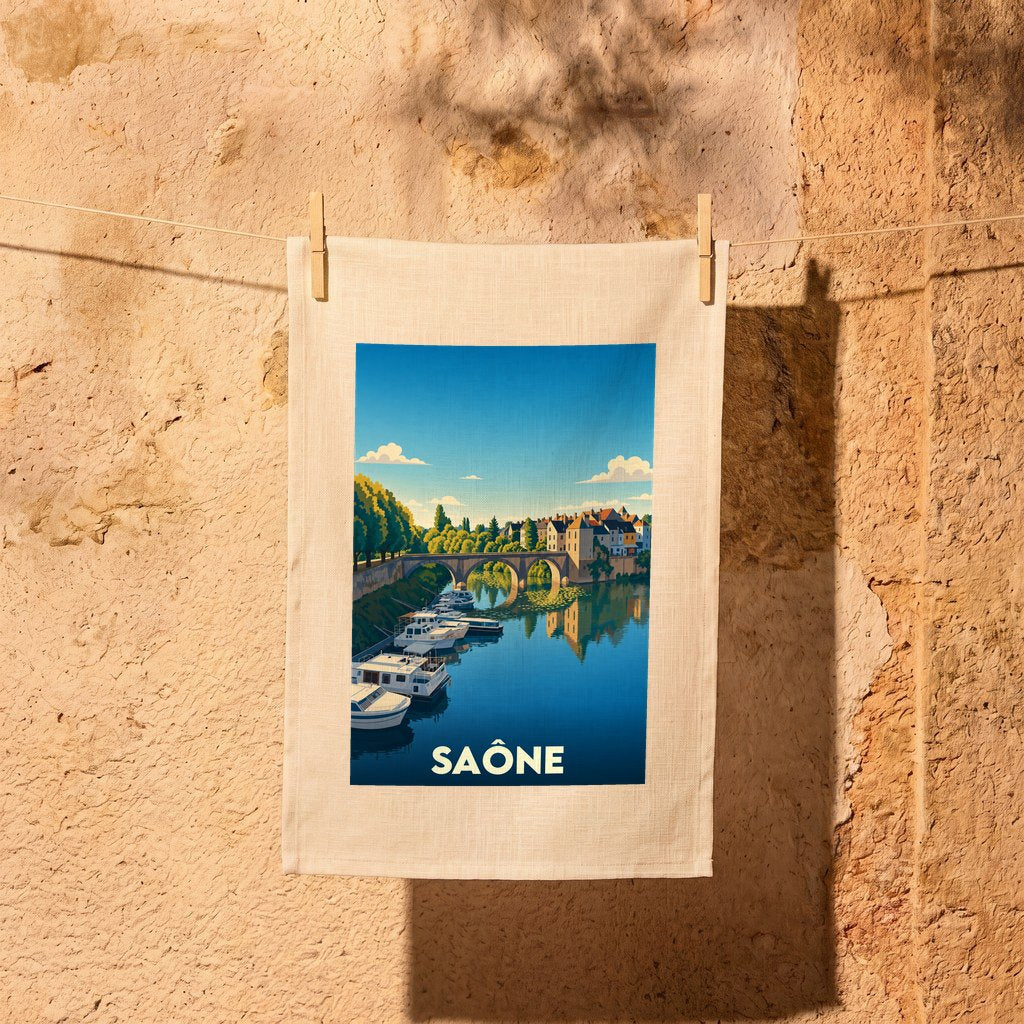 Torchon souvenir de la ville de Saône orné d'une illustration stylisée de son fleuve et de ses quais.