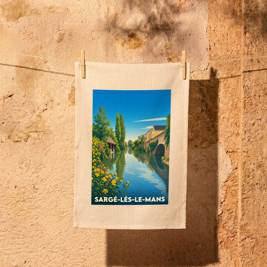 Torchon souvenir de la ville de Sargé-lès-le-Mans avec une illustration stylisée d'un paysage fluvial.