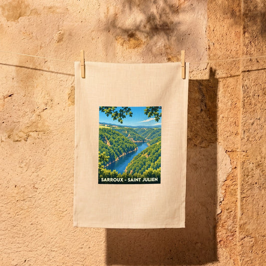 Torchon souvenir de Sarroux - Saint Julien avec une illustration stylisée d'un paysage de rivière.