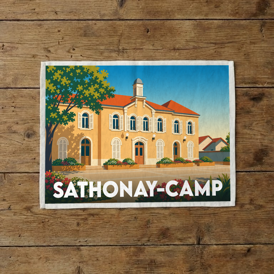 Torchon souvenir de la ville de Sathonay-Camp avec une illustration stylisée de sa mairie.