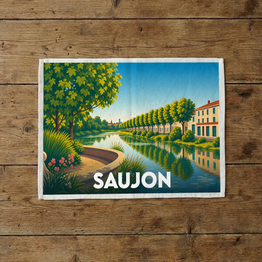 Torchon souvenir de la ville de Saujon avec une illustration stylisée d'un canal bordé d'arbres.