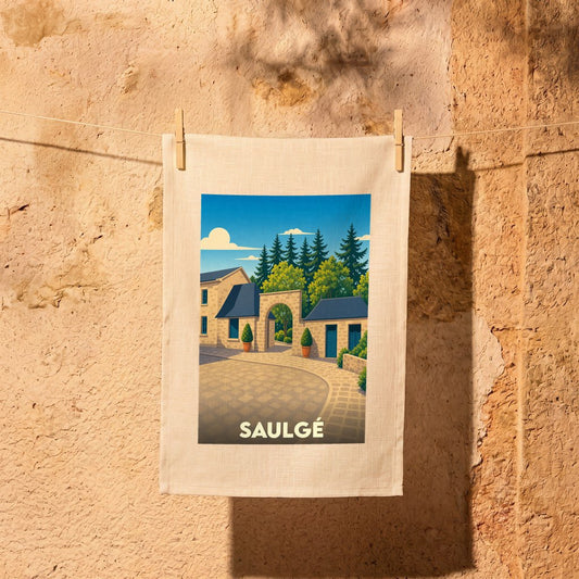 Torchon souvenir de la ville de Saulgé avec une illustration stylisée.